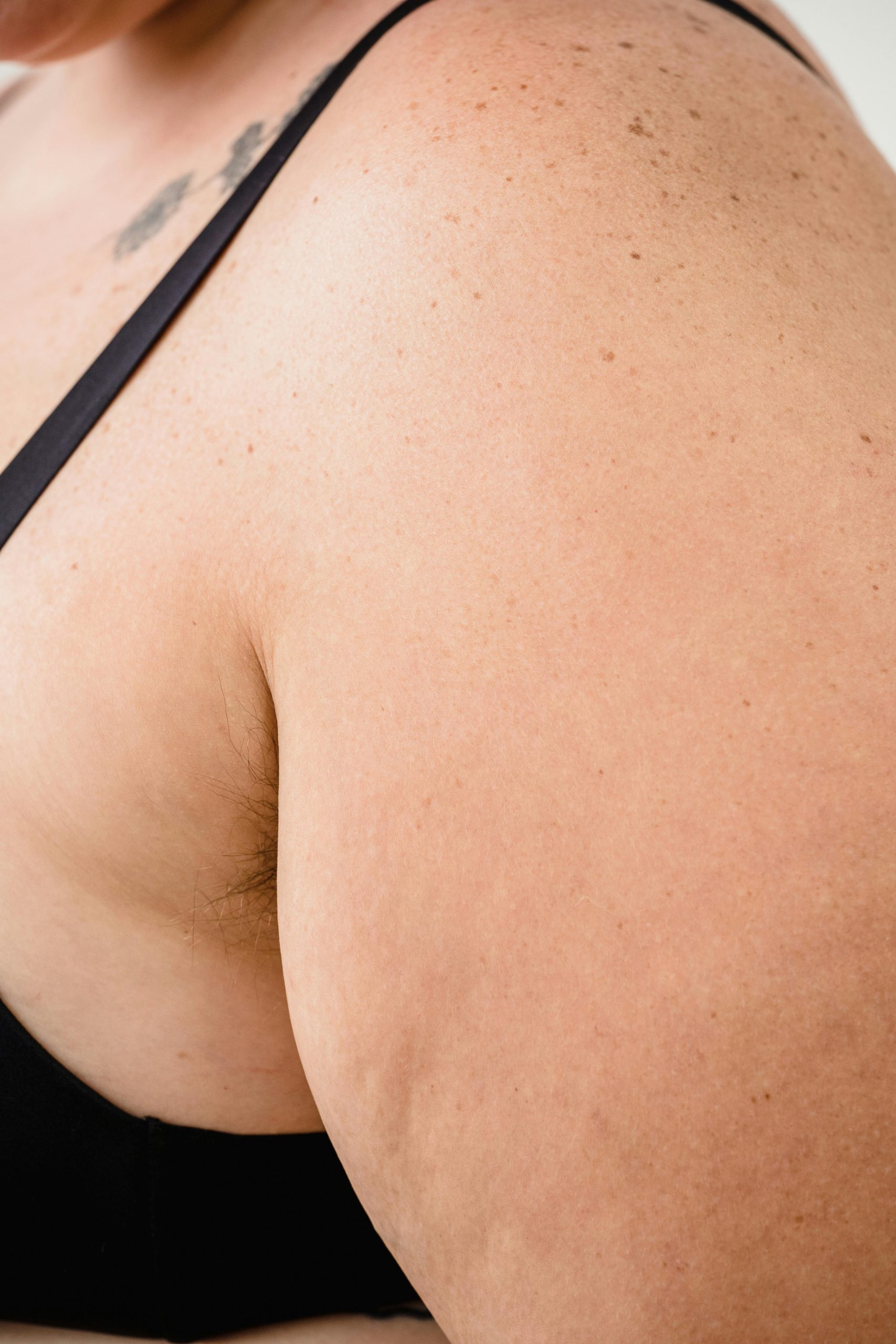 Quand consulter un médecin pour une boule sous l'aisselle