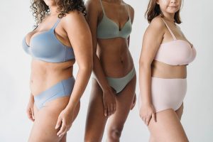 Tres mujeres de diferentes orígenes luciendo sujetadores y braguitas elegantes sobre un fondo blanco. Tres mujeres de diferentes orígenes luciendo sujetadores y braguitas elegantes sobre un fondo blanco.