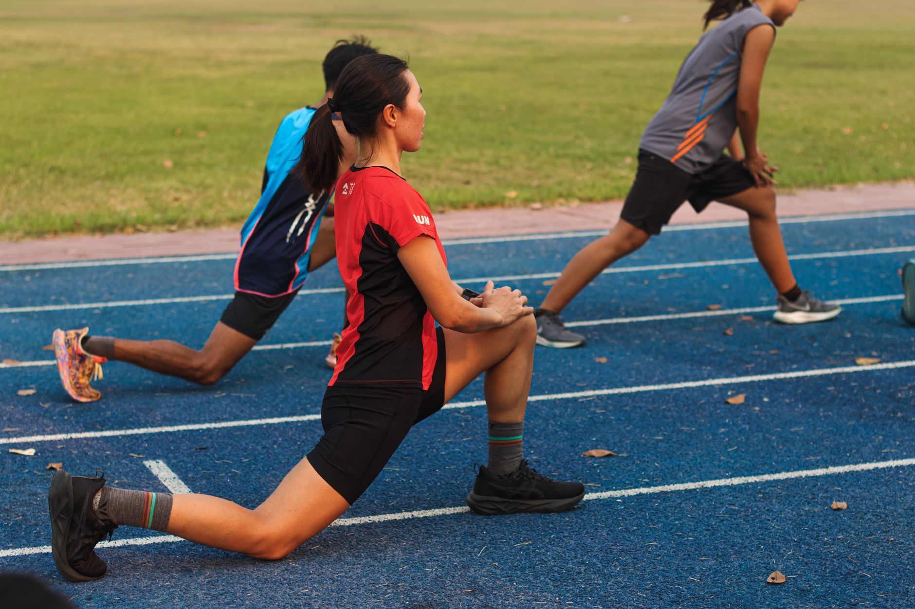 Athlètes en échauffement sur une piste de sport