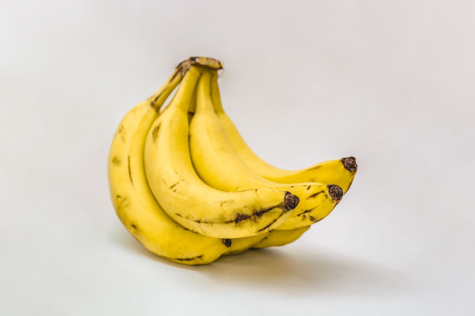 Bananes empilées en gros plan, texture et fraîcheur