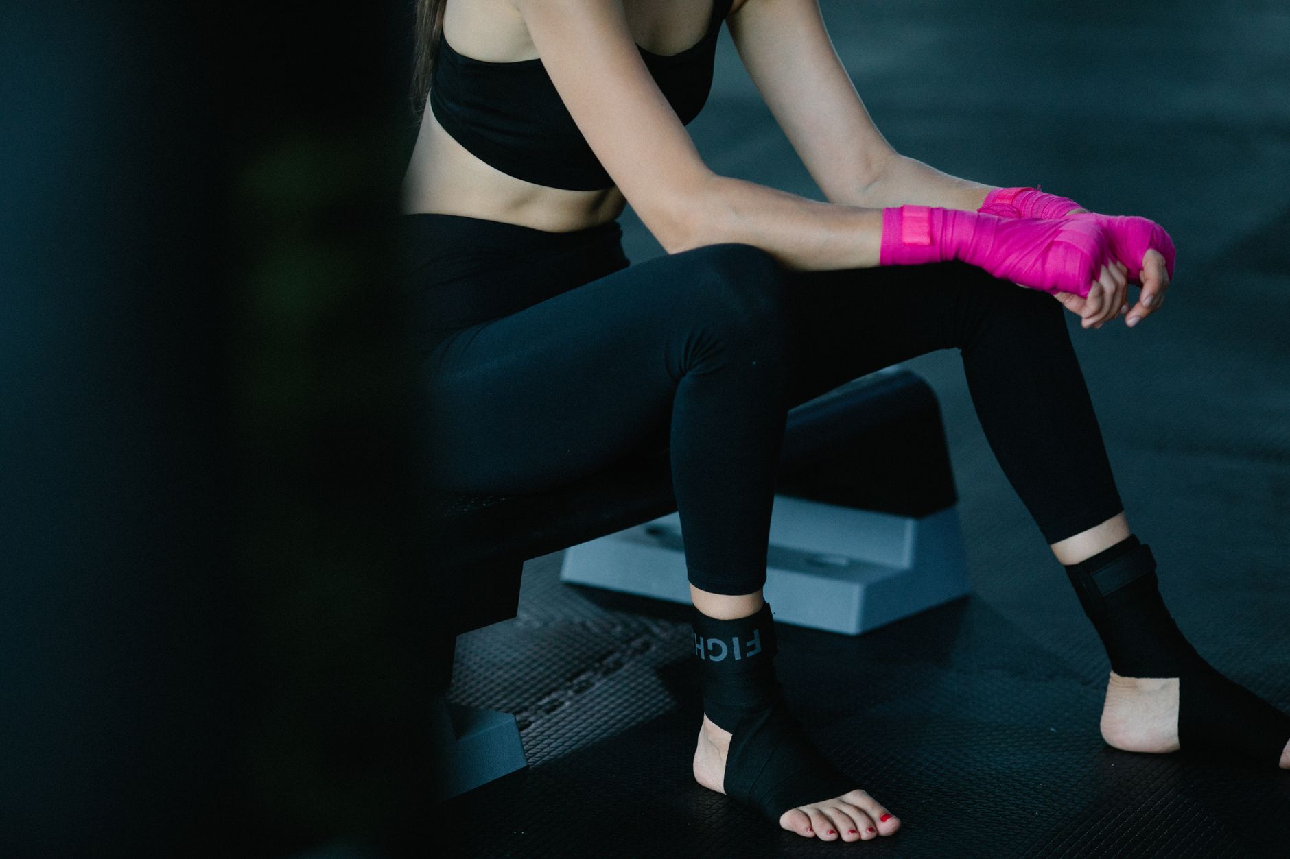 Sportive qui ajuste une bande de compression à la cheville
