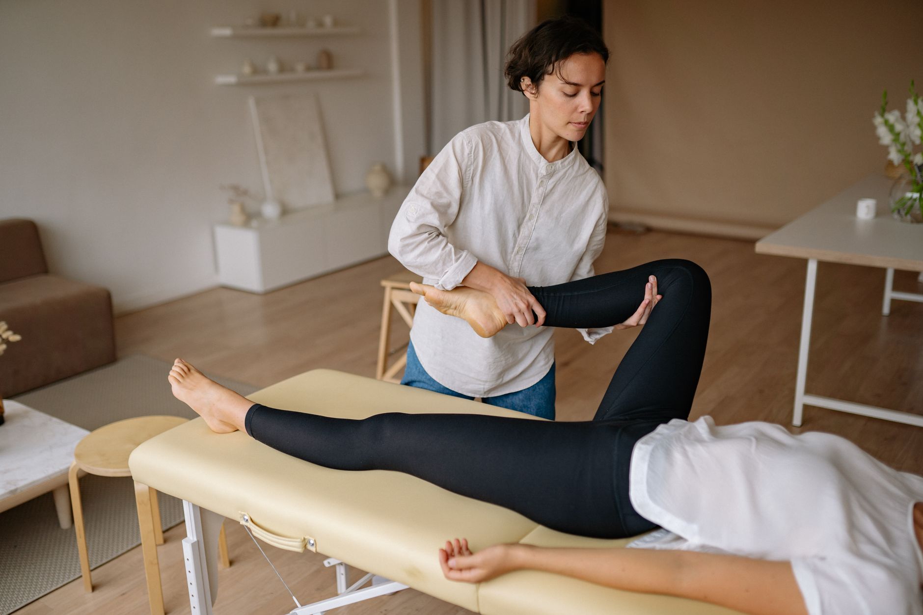 Séance de kinésithérapie pour la jambe