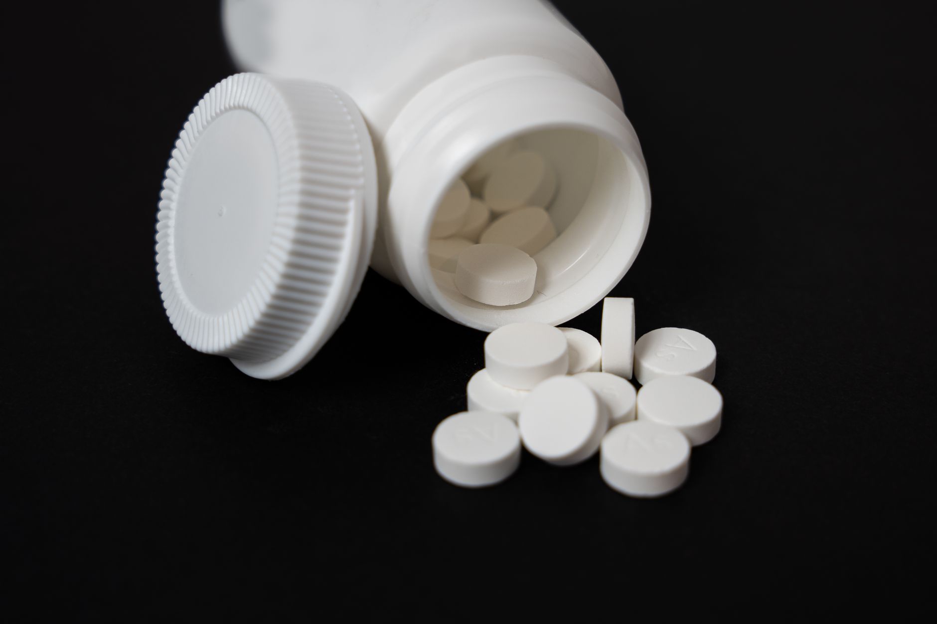Comprimés de cortisone qui s'échappent d'un flacon
