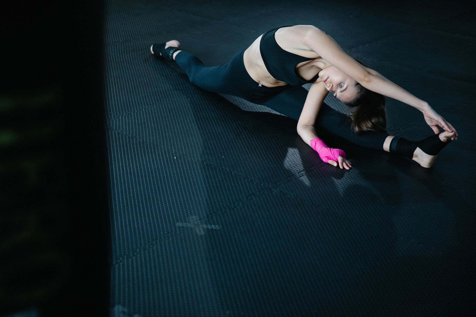 Femme qui étire la hanche sur un tapis de sport