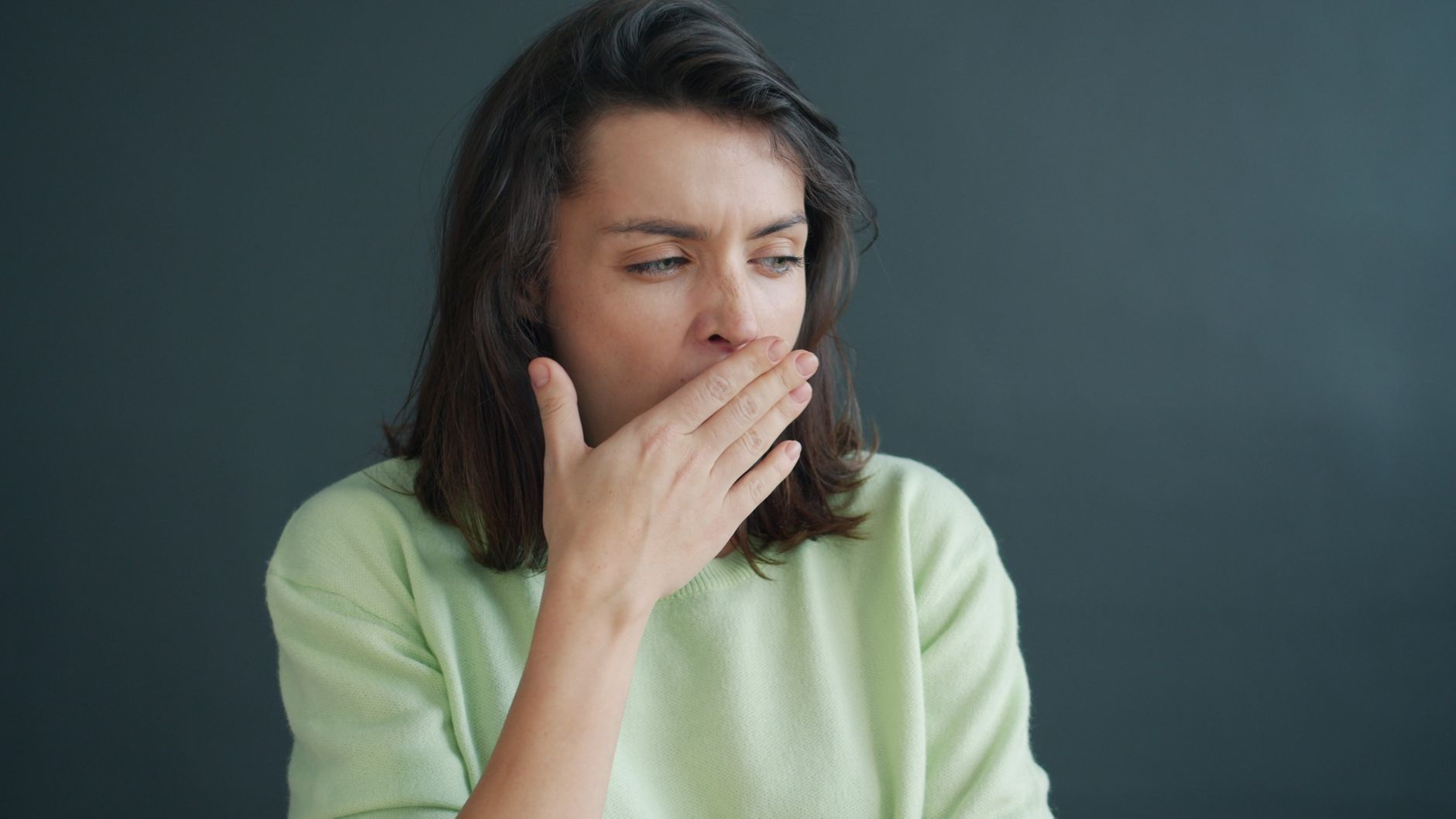 Femme qui bâille de fatigue le matin