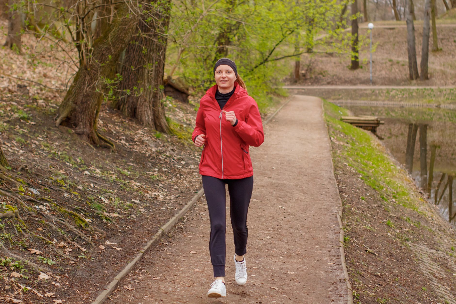Femme qui fait un jogging dans un parc