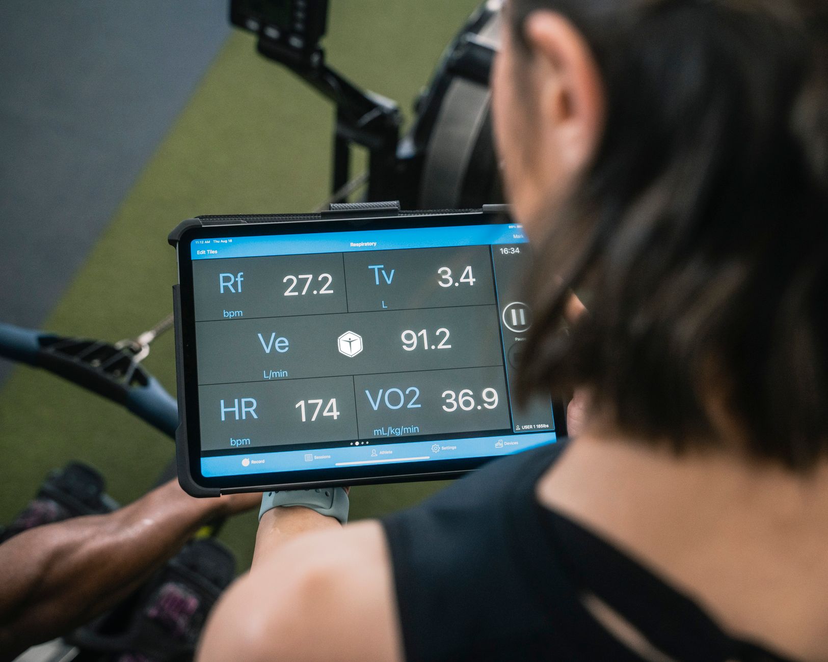 Coach vérifiant sa fréquence cardiaque sur une tablette