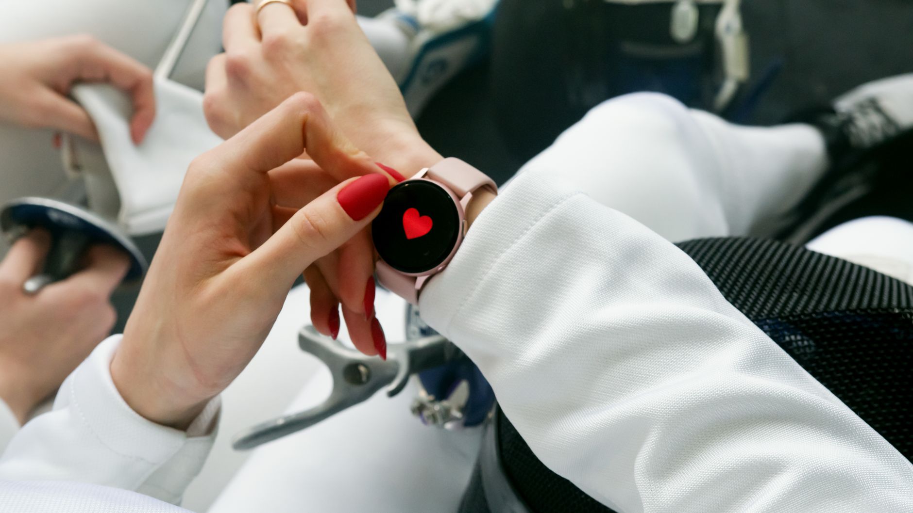 Montre connectée affichant le rythme cardiaque