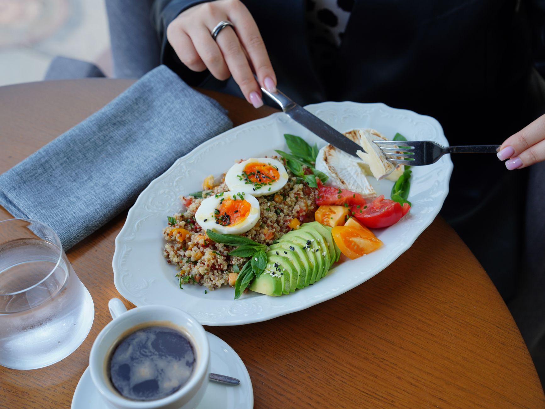 Petit-déjeuner protéiné avec œufs et avocat