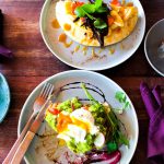 Petit-déjeuner varié avec fruits et boissons