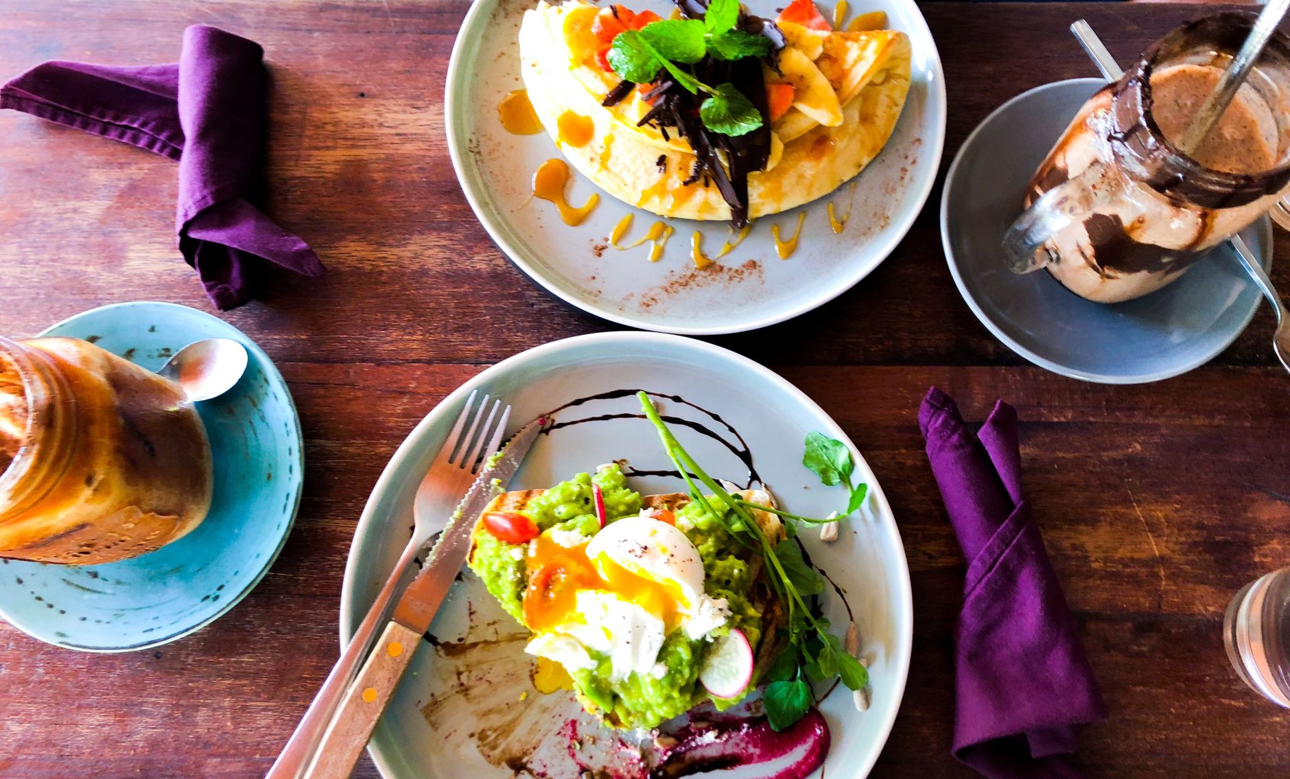 Petit-déjeuner varié avec fruits et boissons