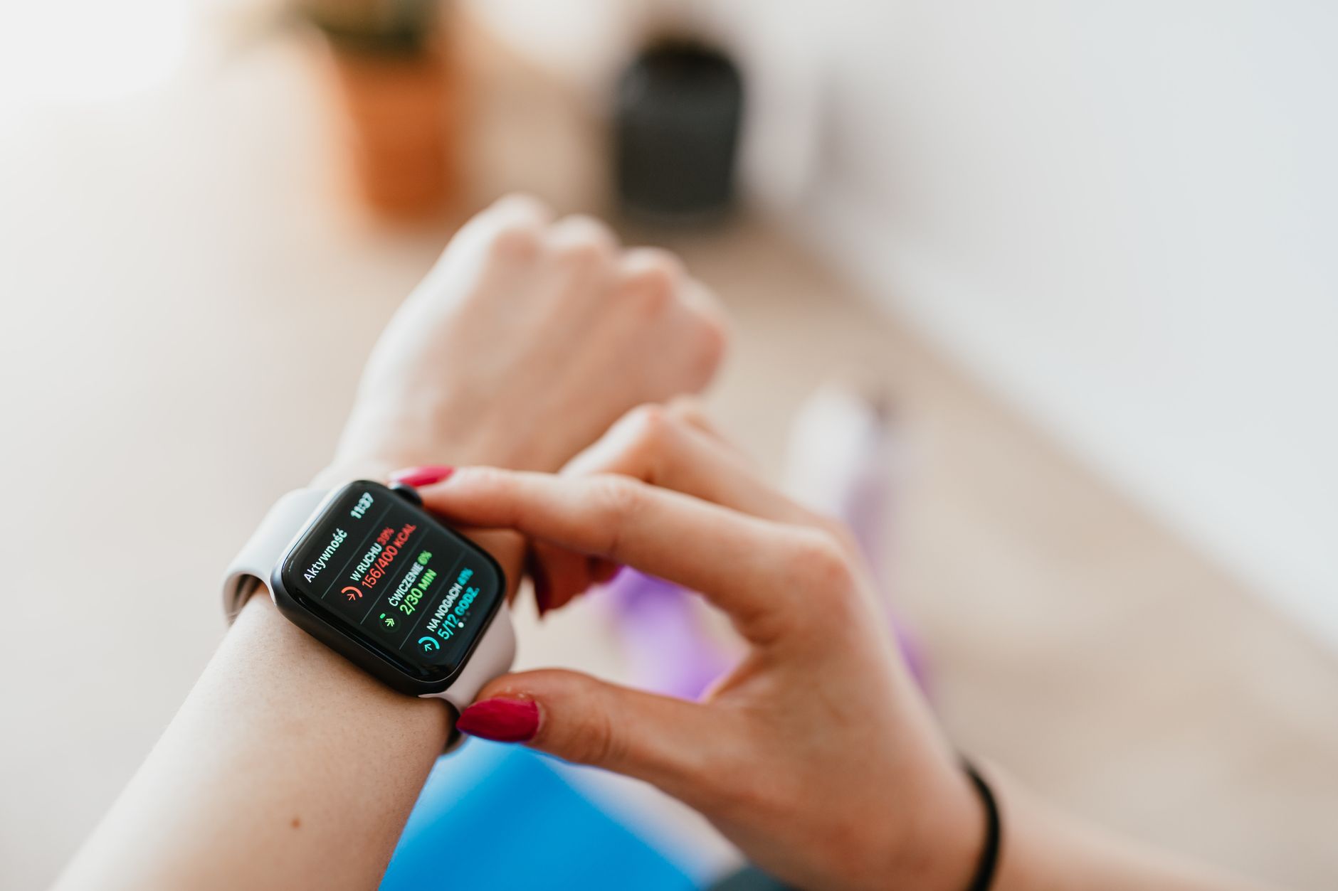 Smartwatch au poignet pendant une pause sportive