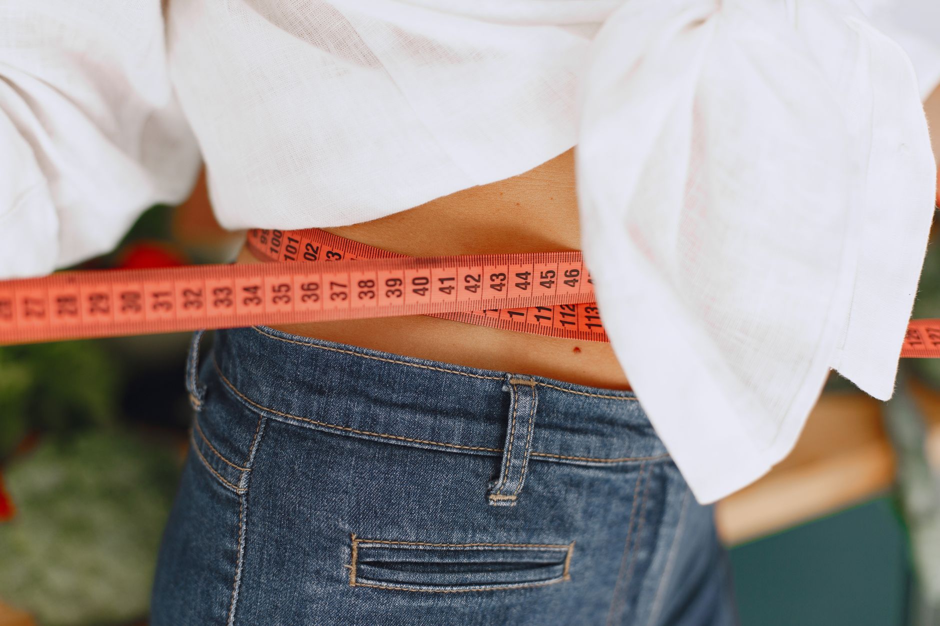 Femme qui prend son tour de taille au ruban en gros plan