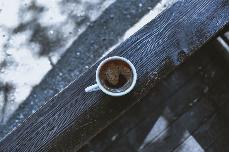 Femme qui boit un café avant une séance de sport