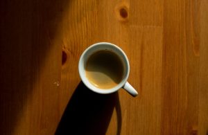 Taza de café espresso sobre una mesa de madera