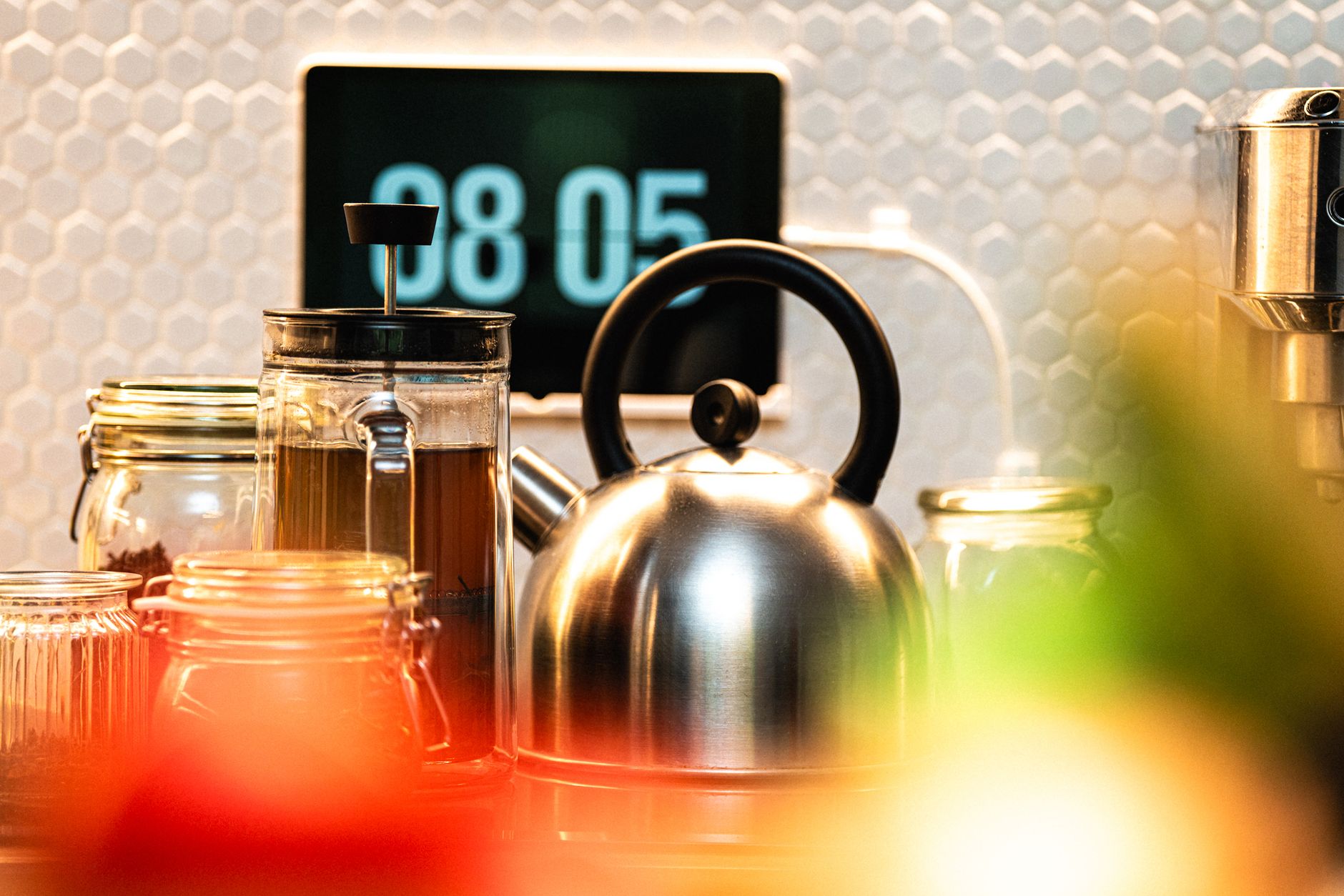 Cuisine avec cafetière et affichage de l’heure