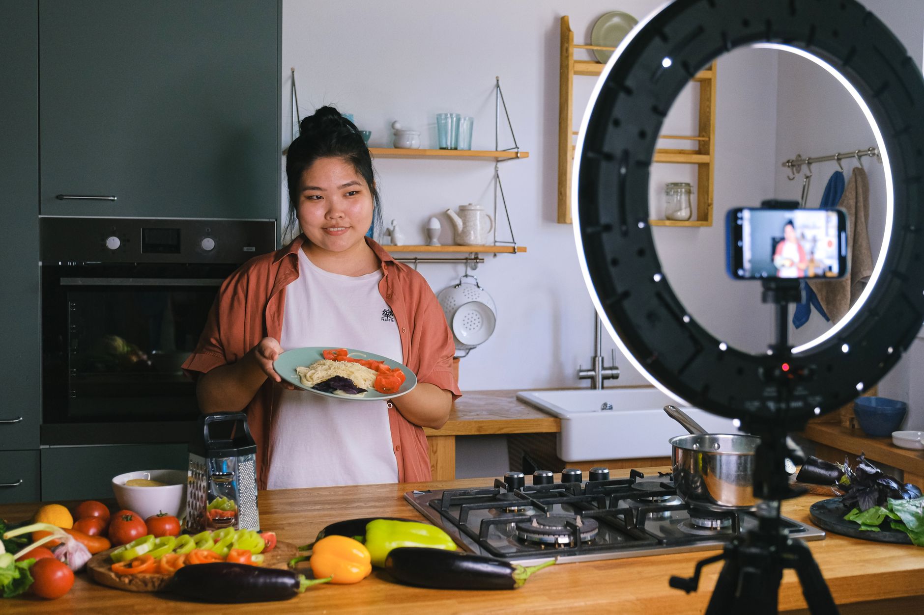 Préparation d’un plat maison peu salé en cuisine