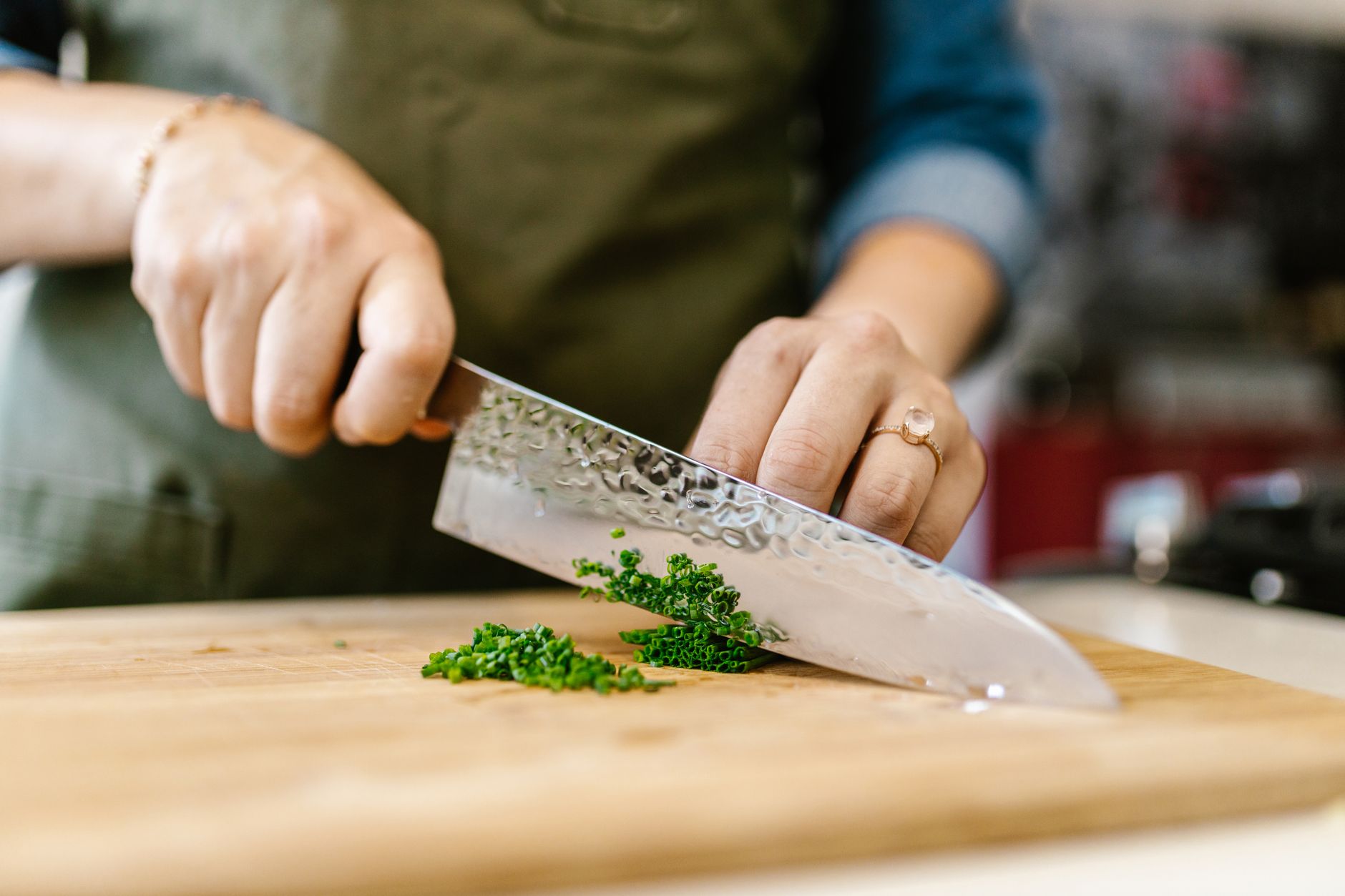 Herbes fraîches coupées sur planche en bois