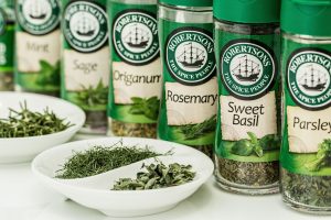 Épices et herbes séchées pour remplacer le sel