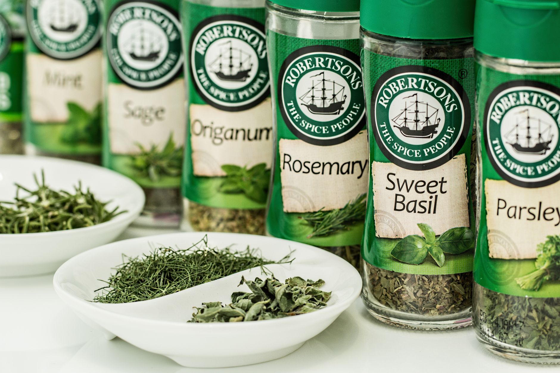 Épices et herbes séchées pour remplacer le sel