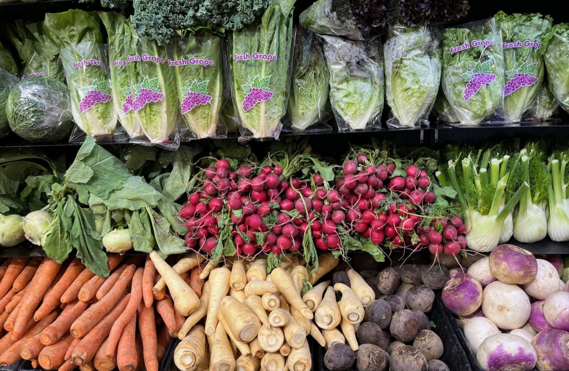 Étal de légumes frais au marché