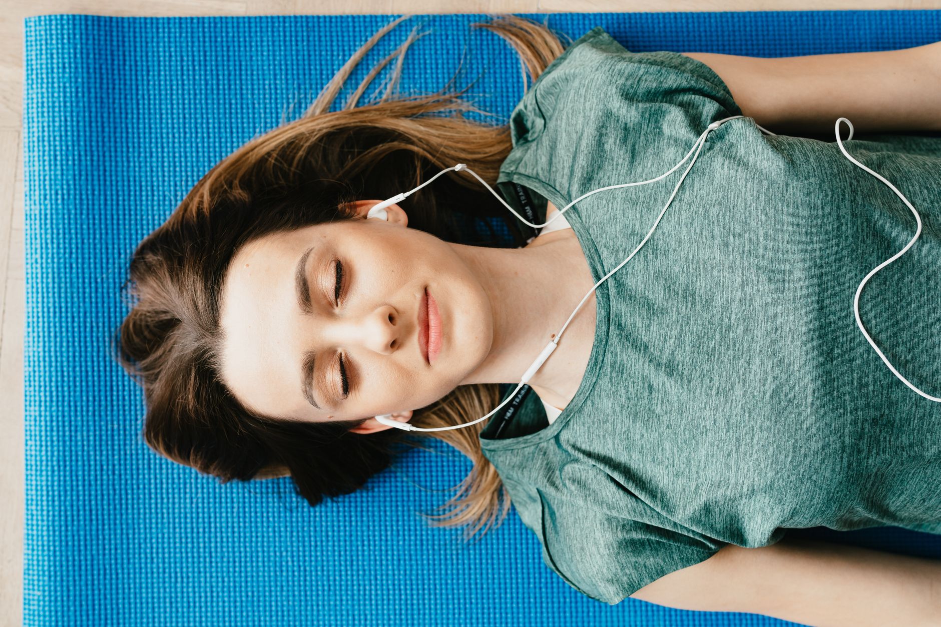 Femme en relaxation sur un tapis de yoga