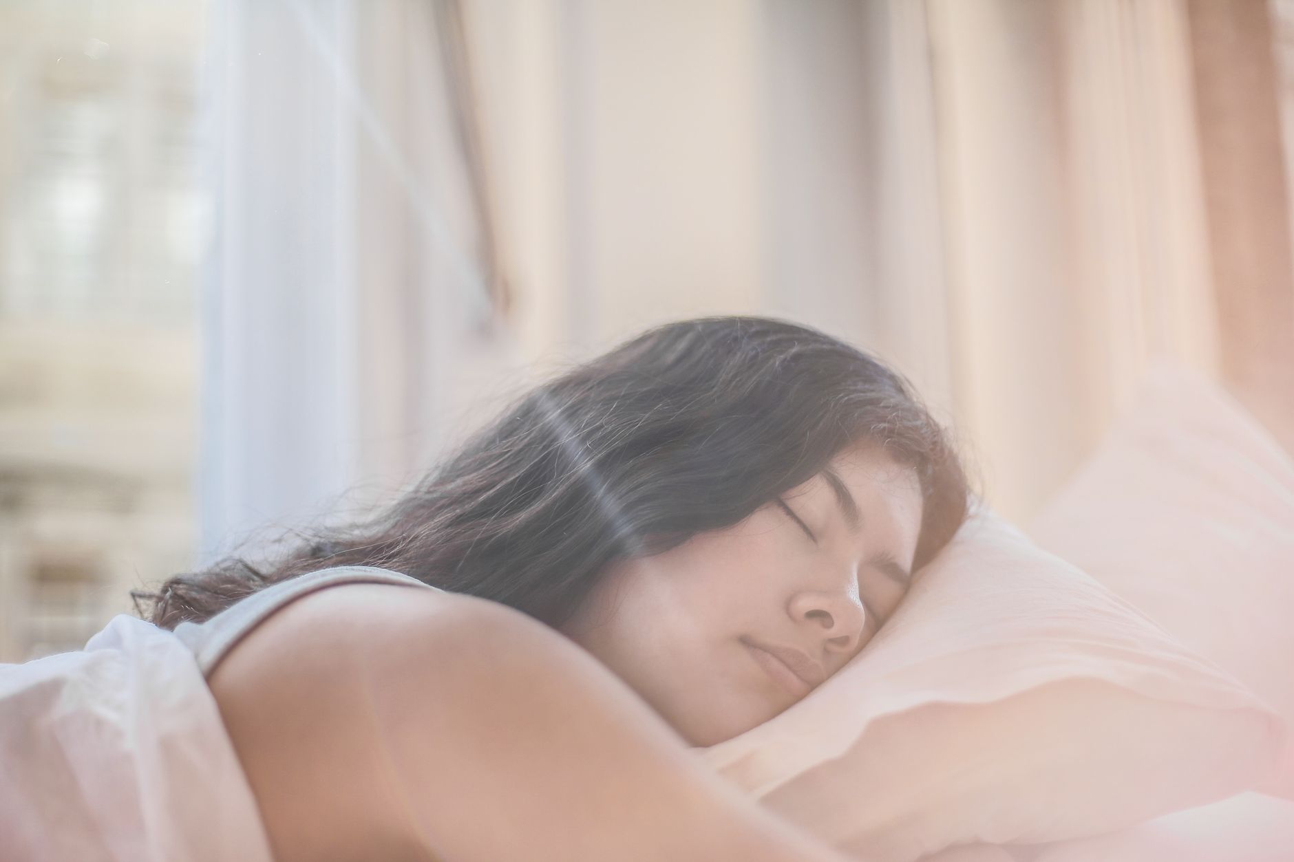 Femme endormie paisiblement dans une chambre lumineuse