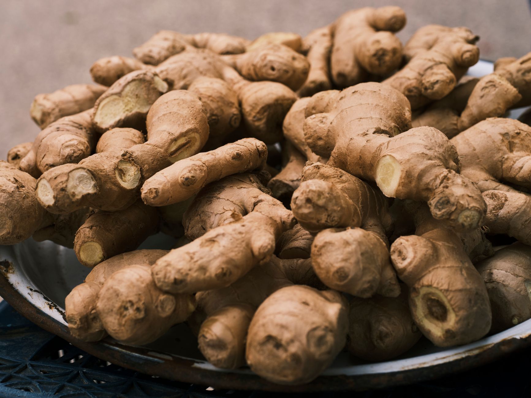 Racines de gingembre entassées dans un plat