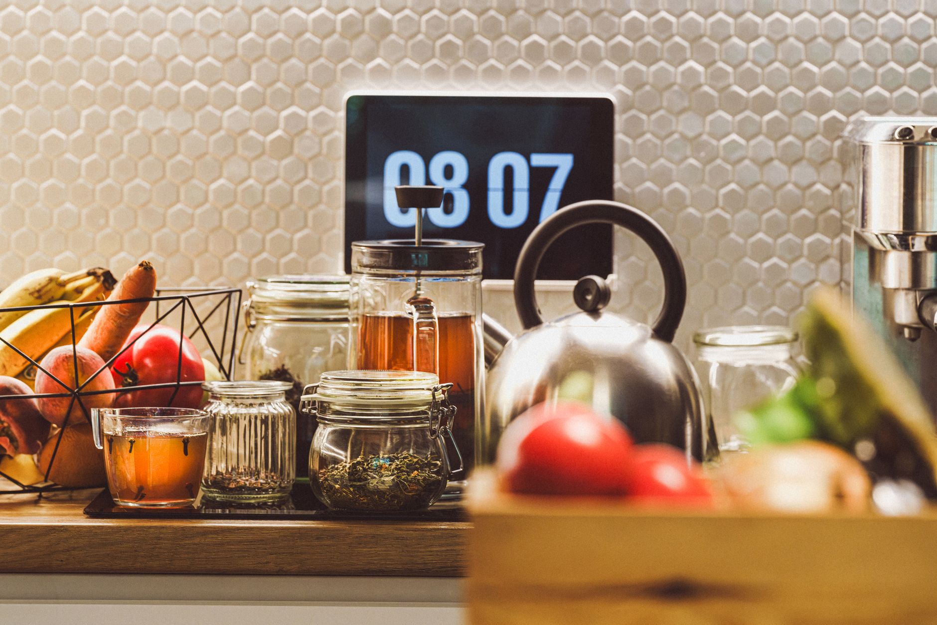 Cuisine chaleureuse avec fruits et horloge