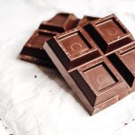 Tablette de chocolat noir en gros plan