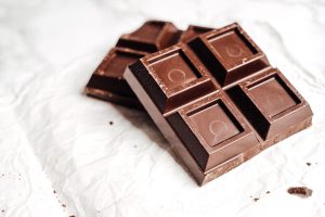 Primero plano de una tableta de chocolate negro