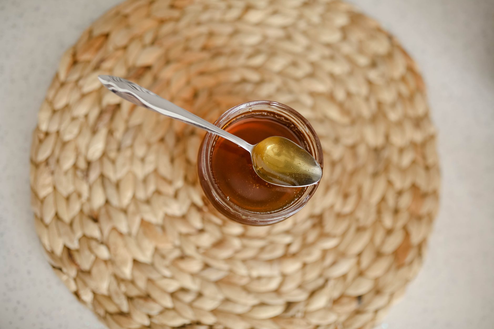Pot de miel et cuillere en bois