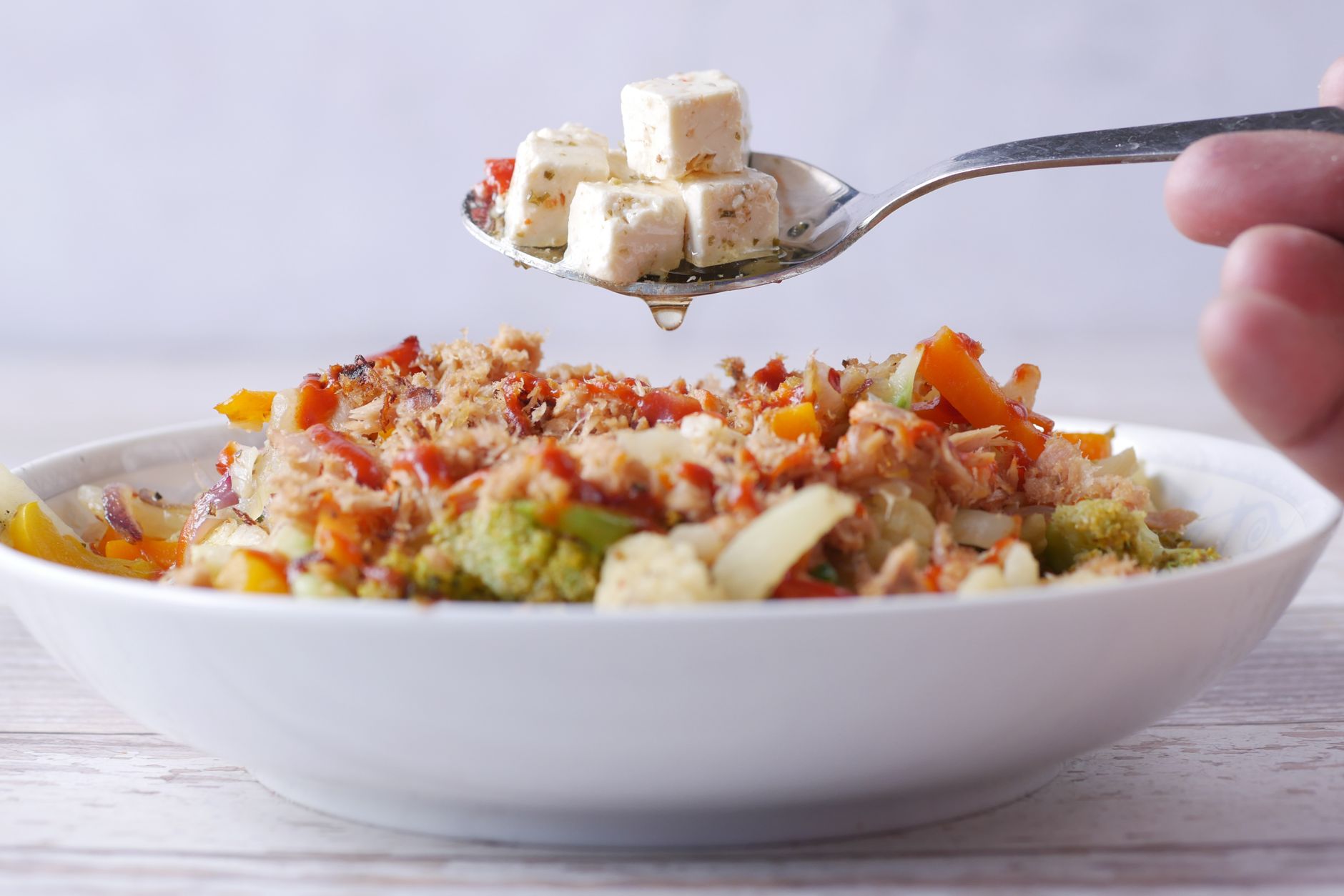 Assiette de salade composée avec légumes et tofu