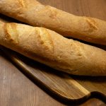 Deux baguettes croustillantes sur une planche en bois