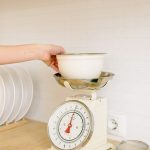 Bol posé sur une balance de cuisine pour peser les aliments
