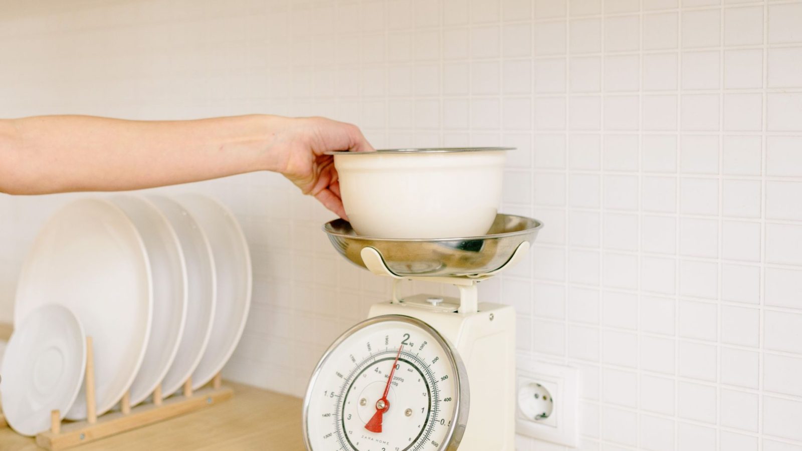 Bol posé sur une balance de cuisine pour peser les aliments