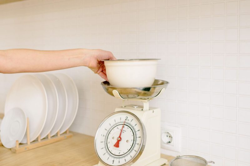 Bol posé sur une balance de cuisine pour peser les aliments