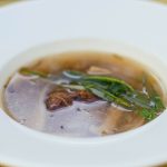 Bol de bouillon clair à la viande et aux herbes