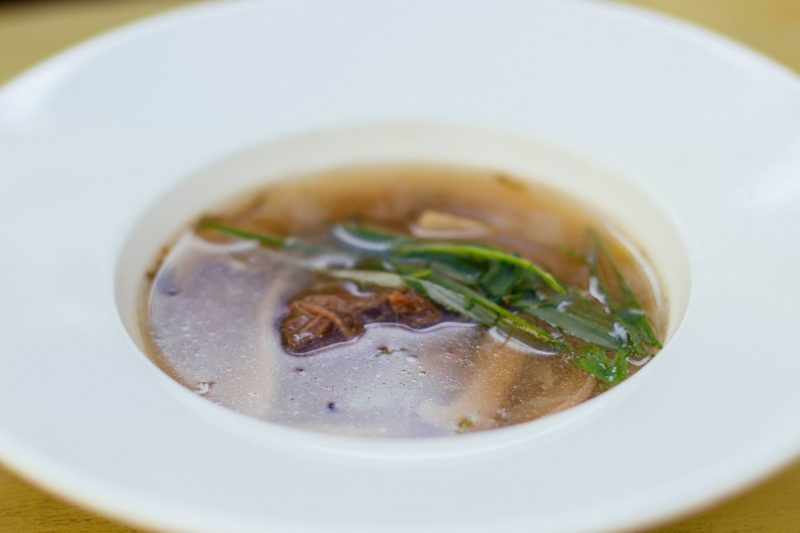 Bol de bouillon clair à la viande et aux herbes