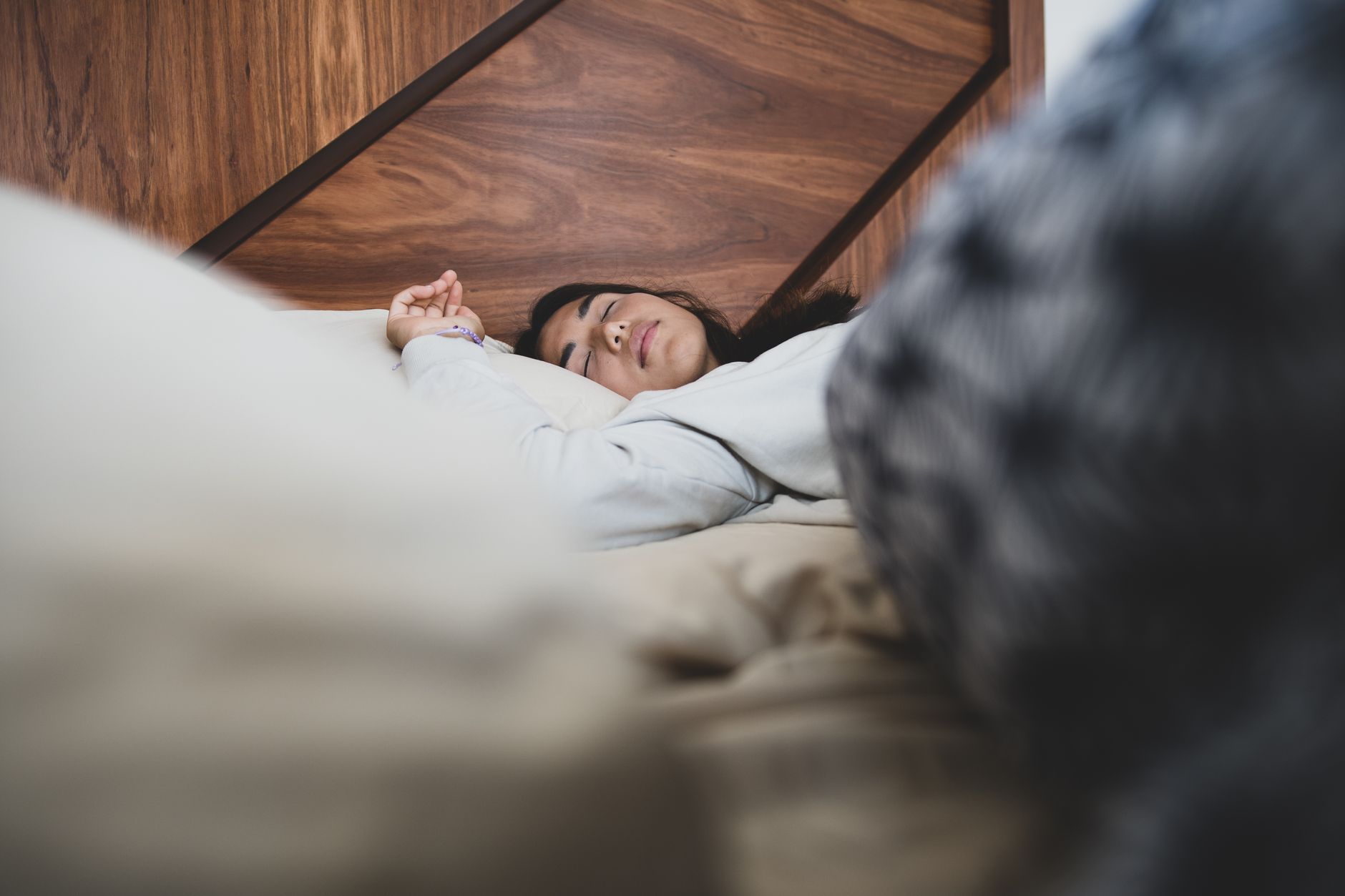 Femme qui dort paisiblement dans un lit confortable
