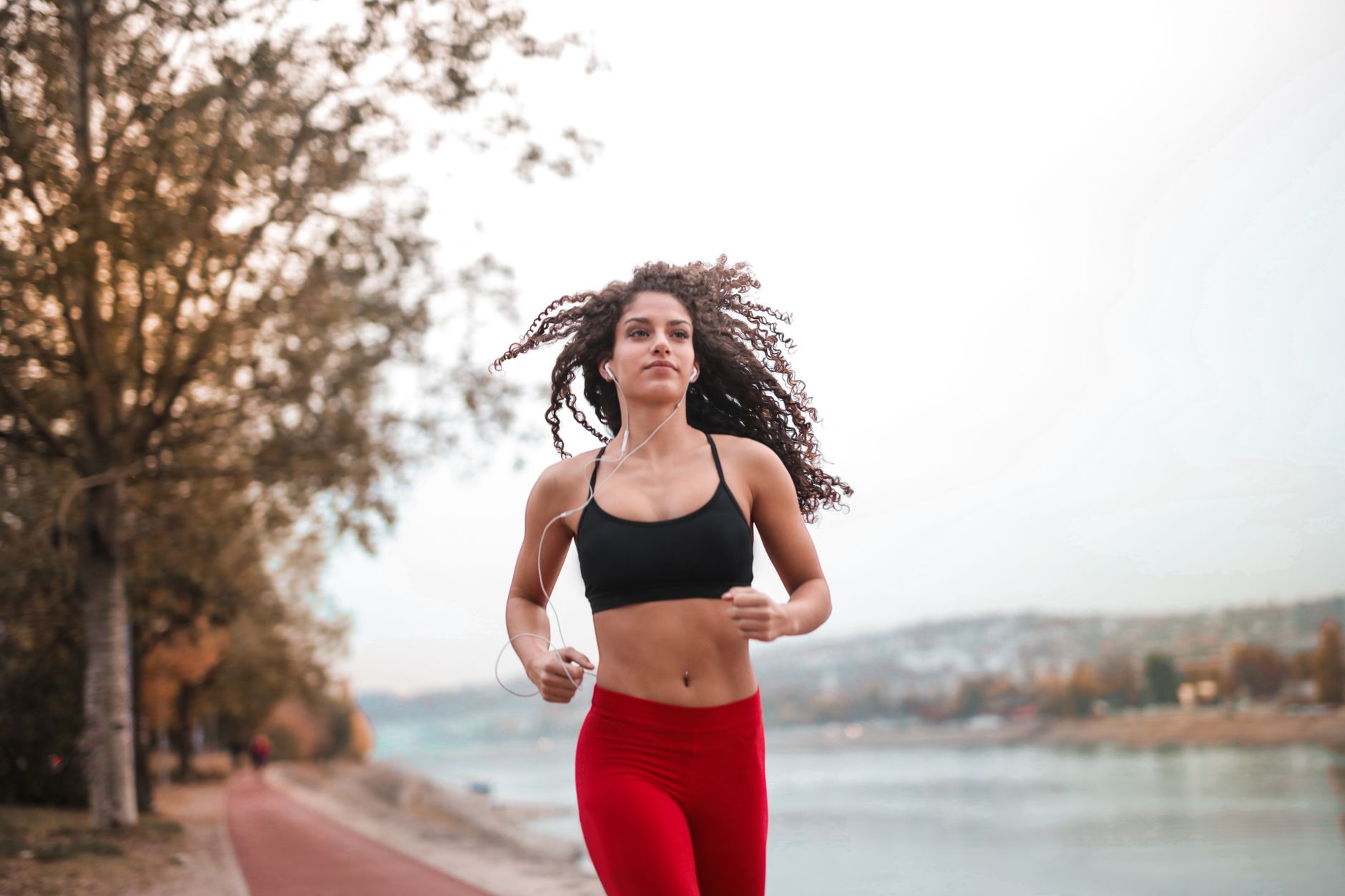 Joggeuse au bord d une rivière