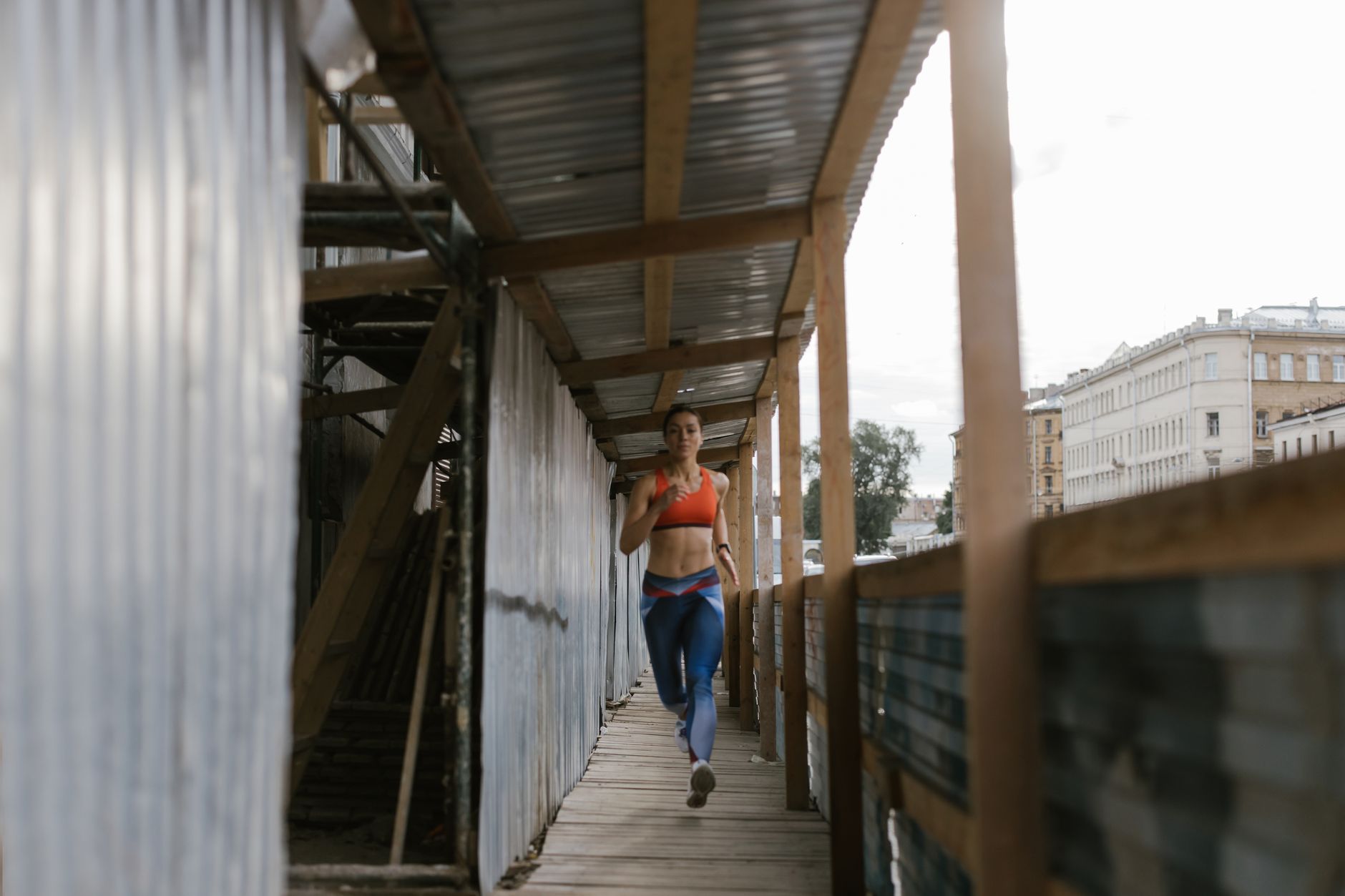Femme qui court dans un passage urbain