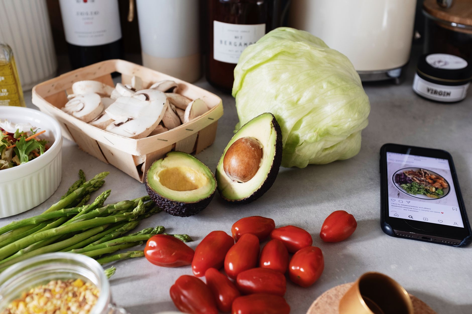 Légumes frais découpés sur un plan de travail de cuisine