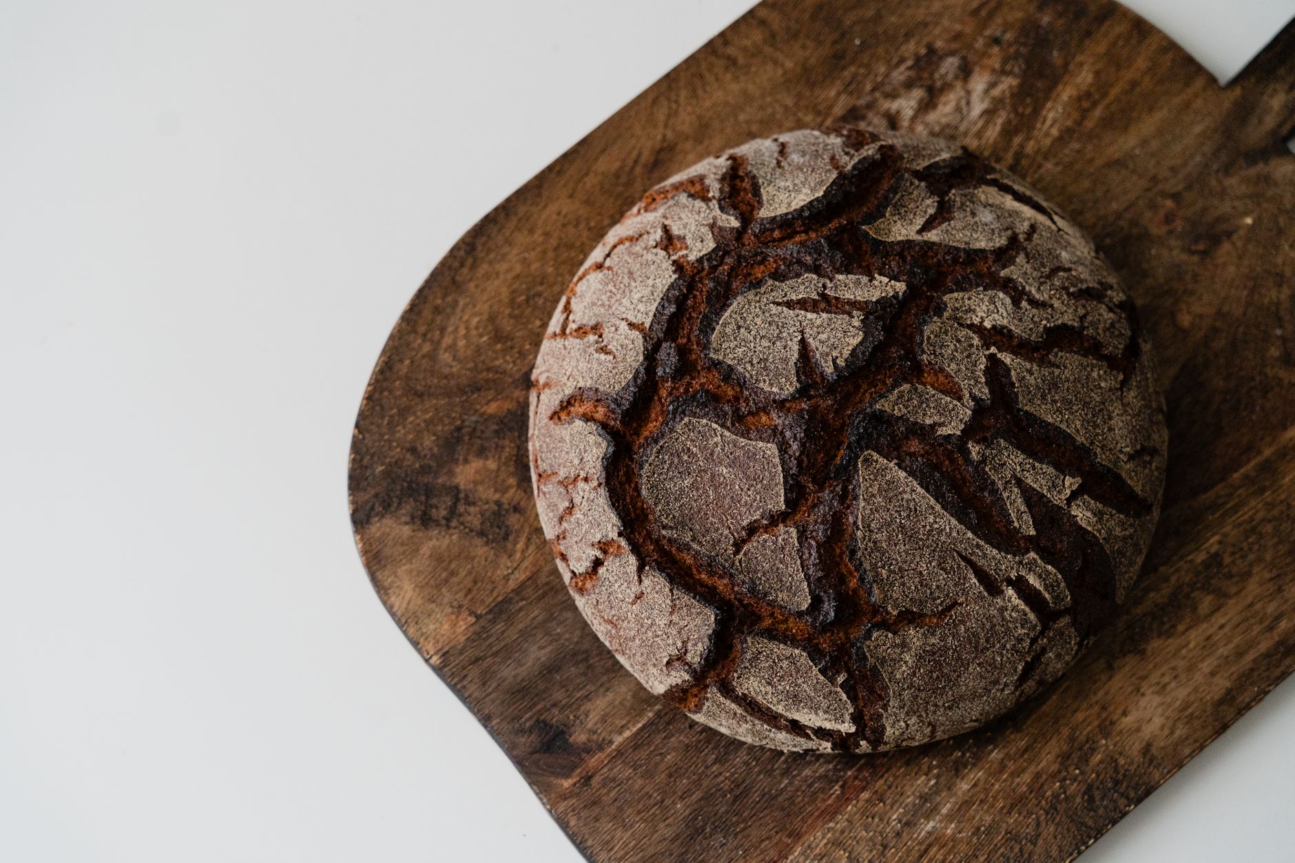 Pain de campagne rond posé sur une planche