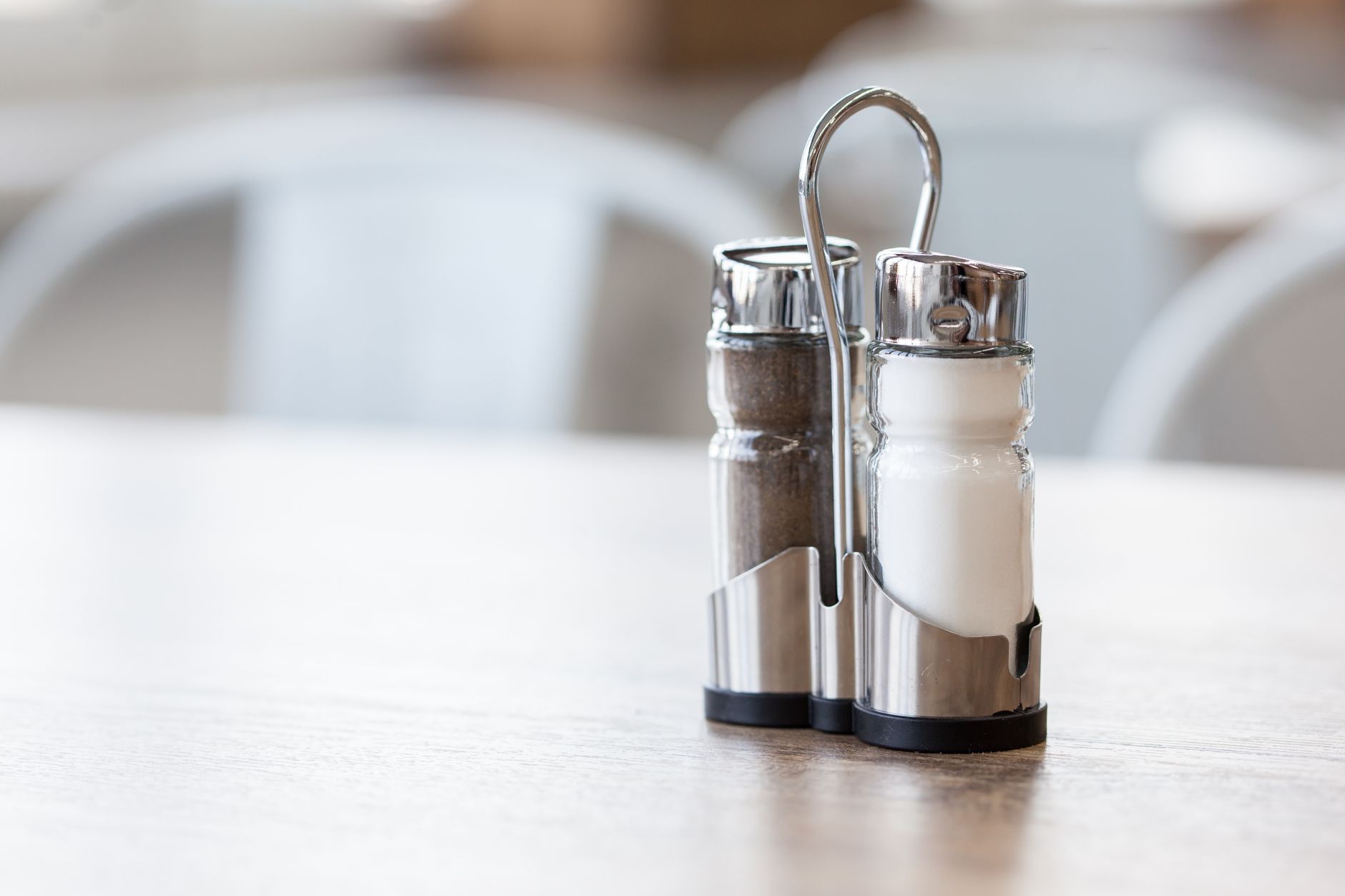 Salière et poivrière posées sur une table